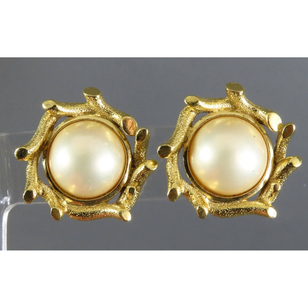 VTG TRIFARI CLIP-ON EARRING Cream Faux Pearl Center GOLD TONE CORAL SHAPE FRAME